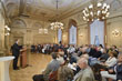 OB Würzner beim Vortrag vor den neuen Bezirksbeiräten im Spiegelsaal. (Foto: Rothe)