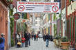 In der Unteren Straße beziehen die Gastwirte mit Plakaten Position. (Foto: Rothe)
