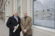 Erster Bürgermeister Bernd Stadel (links) und der Baustellenbeauftragte Kurt Cerdini vor dem Info-Büro in der Plöck