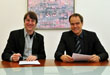 Leitet ab September 2011 das Heidelberger Theater: Holger Schultze (links) bei der Vertragsunterzeichnung mit OB Dr. Eckart Würzner.