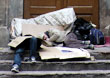 Zwei Obdachlose schlafend auf einer Treppe