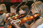Geige spielende Kinder
