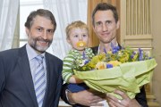 Sven Hillenkamp (r.) nahm den Brentano-Preis von Bürgermeister Dr. Joachim Gerner zusammen mit seinem Sohn entgegen