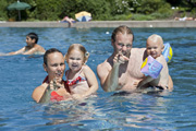 Im Thermal- und Tiergartenbad gibt es im kühlenden Wasser jede Menge Schwimm- und Planschspaß