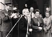 Anni König neben dem ehemaligen OB Reinhold Zundel im Mai 1982 vor dem Rathaus bei der Eröffnung der Deutsch-Amerikanischen Woche.