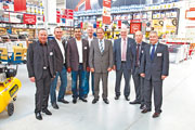 OB Dr. Eckart Würzner (Bildmitte) bei der Eröffnung mit Bauhaus-Geschäftsführer Michael Vosseler (links) und Marktleiter Levent Özer (3. von links).