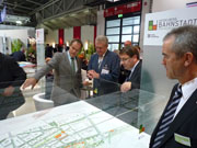 OB Würzner (links) erläutert Minister Pfister das Bahnstadt-Modell.