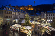 Der Heidelberger Weihnachtsmarkt läutet stimmungsvoll die Adventszeit ein, wie hier am Kornmarkt und erstmals auch auf dem Schloss.