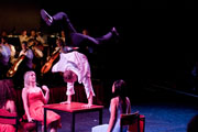 Ein Breakdancer steht im Handstand auf einem Tisch (Foto: Haus der Jugend)