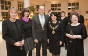 Sian Reid, Vorsitzende des Gemeinderats von Cambridge, Janine Würzner, OB Dr. Eckart Würzner, Bürgermeisterin Sheila Stuart und Verwaltungschefin Antoinette Jackson (von links) bei der Jubiläumsfeier im Prinz Carl.
