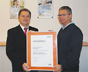 Heiko von Brunn, AGFW, übergibt Andreas Müller, Abteilungsleiter Fernwärme bei den Stadtwerken Heidelberg das TSM-Zertifikat zur bestandenen Zwischenprüfung von November 2010. (Foto: SWH)
