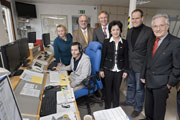 Eine Erfolgsgeschichte: Die Hausnotrufzentrale feiert gemeinsam mit Oberbürgermeister Dr. Eckart Würzner (2. von rechts) ihren 25. Geburtstag. 