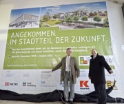 Hans-Jürgen Vogt, Leiter des Bahnhofsmanagements Mannheim, und Erster Bürgermeister Bernd Stadel bei der Enthüllung des Bauschildes