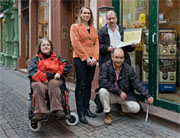 Michaela Schadeck, Martina Götz, André Herr und Esmat Mobarez (von links) messen Stufen und Schwellen vor Lokalen