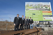 Das neue Bauschild weist auf den zukunftsstadtteil Bahnstadt hin.