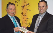 Dr. Rudolf Irmscher, Geschäftsführer der Stadtwerke Heidelberg, überreicht dem Gewinner das E-Book. (Foto: SWH)