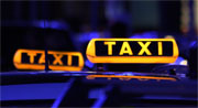 Beleuchtete Taxischilder auf Taxifahrzeugen