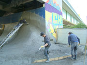 Die Arbeiten an der Skate-Anlage unter der Ernst-Waltz-Brücke laufen auf Hochtouren. (Foto: Stadt Heidelberg)
