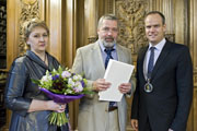 Irina Stolyarova, Ehefrau des Preisträgers, Dmitrij Muratow sowie Oberbürgermeister Dr. Eckart Würzner bei der Preisverleihung 