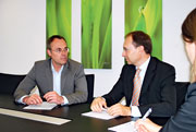 Dr. Rudolf Irmscher, Geschäftsführer der Stadtwerke Heidelberg, und Michael Teigeler, Geschäftsführer der Stadtwerke Heidelberg Energie, im Gespräch. (Foto: SWH)