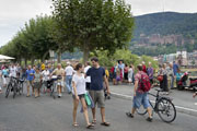 Bevor der Verkehr wieder rollte, besichtigten am Sonntag viele Heidelberger das neugestaltete nördliche Neckarufer. 