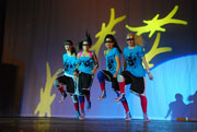 Tänzerinnen auf der Bühne (Foto: Stadt Heidelberg)
