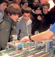 Viele neugierige Besucher lockte 2010 das selbst gebaute Förderband der Stadtwerke-Heidelberg-Azubis an den Stand.