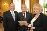 Heinz Reutlinger (Mitte) mit EBM Bernd Stadel und Theresia Bauer  
