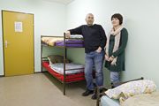 Schlichte, aber warme und trockene Zimmer können Sozialarbeiter Jürgen Hofherr vom SKM und die studentische Mitarbeiterin Stephanie Wuthe im städtischen Notquartier in Rohrbach anbieten. 