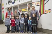 Die Partner von „Wir helfen Kindern“ mit Kindern der städtischen Kindertagesstätte Lutherstraße.