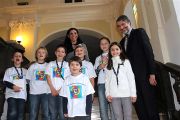Bürgermeister Dr. Gerner mit Kindern der Hector-Kinderakademie 