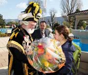 Lena Ehmer erhält von Perkeos Adjutanten einen farbenprächtigen Blumenstrauss.