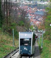 Die Bergbahn, von der Heidelberger-Altstadt auf dem Weg zum Schloss.