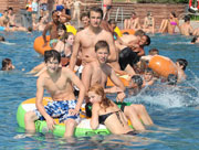 Viel Spaß haben die Party-Gäste im Schwimmbecken mit aufblasbaren Badeutensilien.