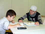 Shevan Khaled (rechts) gibt sein Wissen gerne an jüngere Schüler weiter.