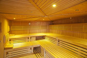 Einblick in die noch leere Sauna mit ihren Holzbänken.