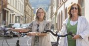 Roswitha Gottschalk (l.) und Christine Bieder bekennen sich in der Heidelberger Klimaschutzkampagne als aktive Klimaschützerinnen
