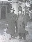 Heinrich George und Wilhelm Fraenger (v.l.) vor dem Europäischen Hof in Heidelberg in den 30er Jahren