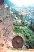 Der Dicke Turm des Heidelberger Schlosses von oben aufgenommen