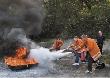 Drei Auszubildende der HVV im gemeinsamen Kampf  gegen das Feuer (Foto: Rothe)
