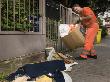 Gerd Blum von der Stadtreinigung räumt Müll weg. (Foto: Rothe)
