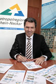 Prof. Dr. Claus E. Heinrich bei der Unterzeichnung der Ersttagsbriefe (Foto: MRN)