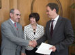 Oberbürgermeister Dr. Eckart Würzner gratuliert Gerhard Schäfer (links) zur Auszeichnung. In der Mitte Adelheid Schäfer. (Foto: Rothe)