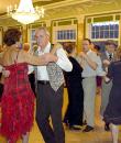 Tanzpaare aller Altersgruppen beteiligen sich ausgelassen an der vergnüglichen Veranstaltung