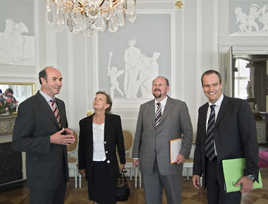 Staatssekretär Drautz (2. von rechts) und Landtagsabgeordnete Beate Fauser mit Oberbürgermeister Dr. Eckart Würzner (rechts) und Dr. Frieder Hepp (links) im Kurpfälzischen Museum