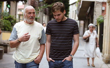 Der Spanier Aizol Aramaio hat mit „A Bit of Chocolate“ einen Film über die Gemeinschaft der Generationen gedreht, prominent besetzt mit Daniel Brühl (rechts) und Hector Alterio. (Foto: Festival)