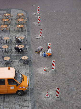 Mitarbeiter des Tiefbauamtes beim Setzen der Bodenhülsen. (Foto: Stadt Heidelberg)