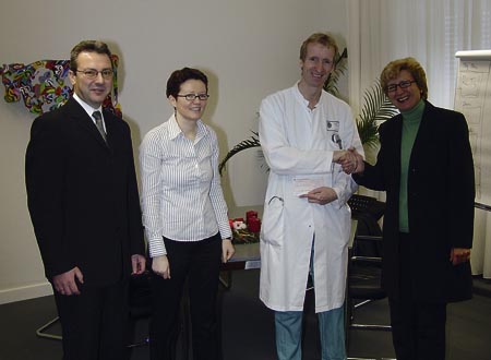 Peter Erb, Susanne Leist, Professor Dr. med. Jan Schmidt, Heike Kuntzbegrüßen sich.