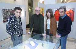 Gagik Babajan aus Armenien, Jurij Galusinskij und Marina Volkova aus Russland, sowie Jewgenij Braginski (v. l.) aus der Ukraine vor ihren Kunstwerken im Rathausfoyer.