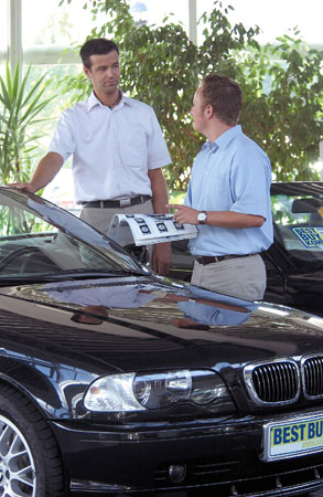 Ein Automobilkaufmann im Verkaufsgespräch (Foto: Kreishandwerkerschaft)